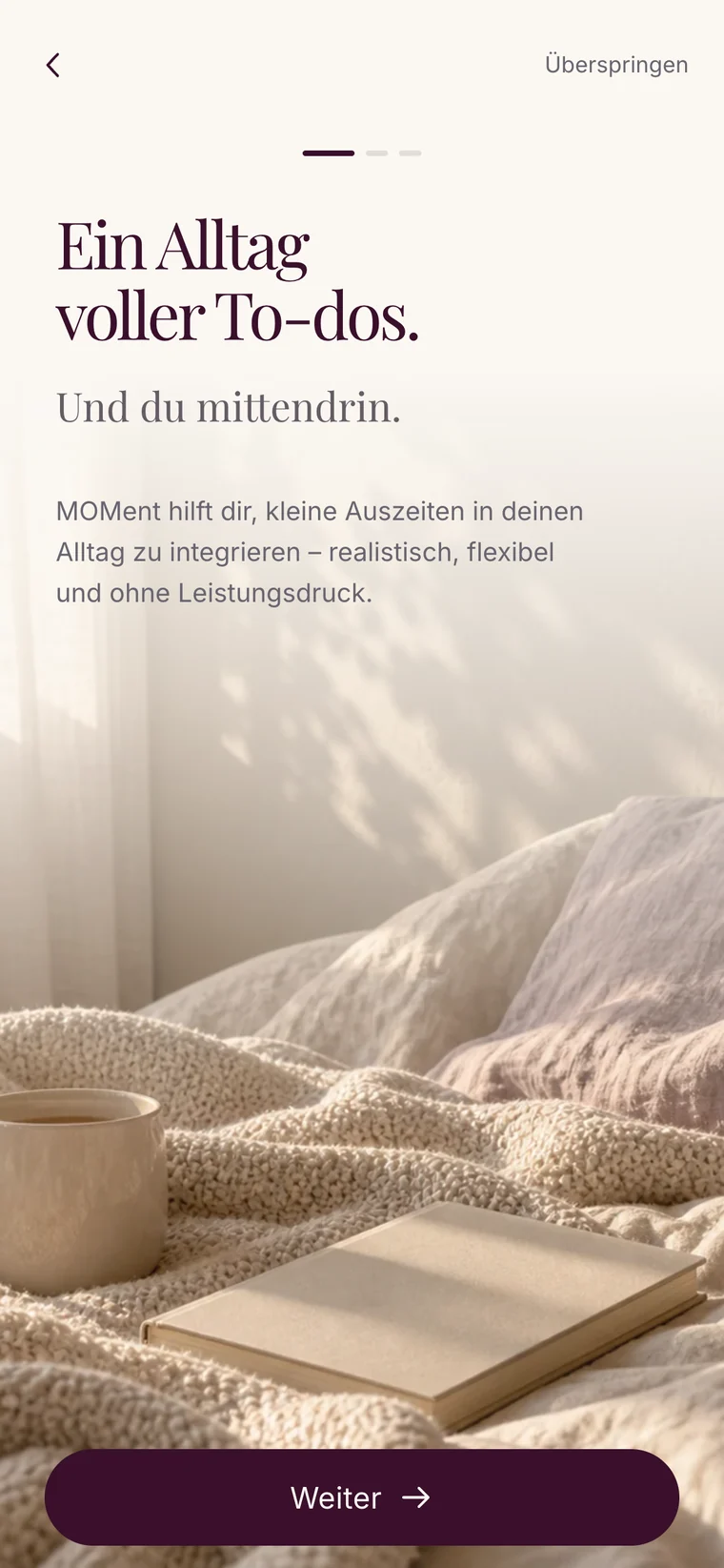 Onboarding-Ansicht „Ein Alltag voller To-dos. Und du mittendrin.“ mit durchgehender Fotografie und einer hellen, lesbaren Textfläche im unteren Bereich