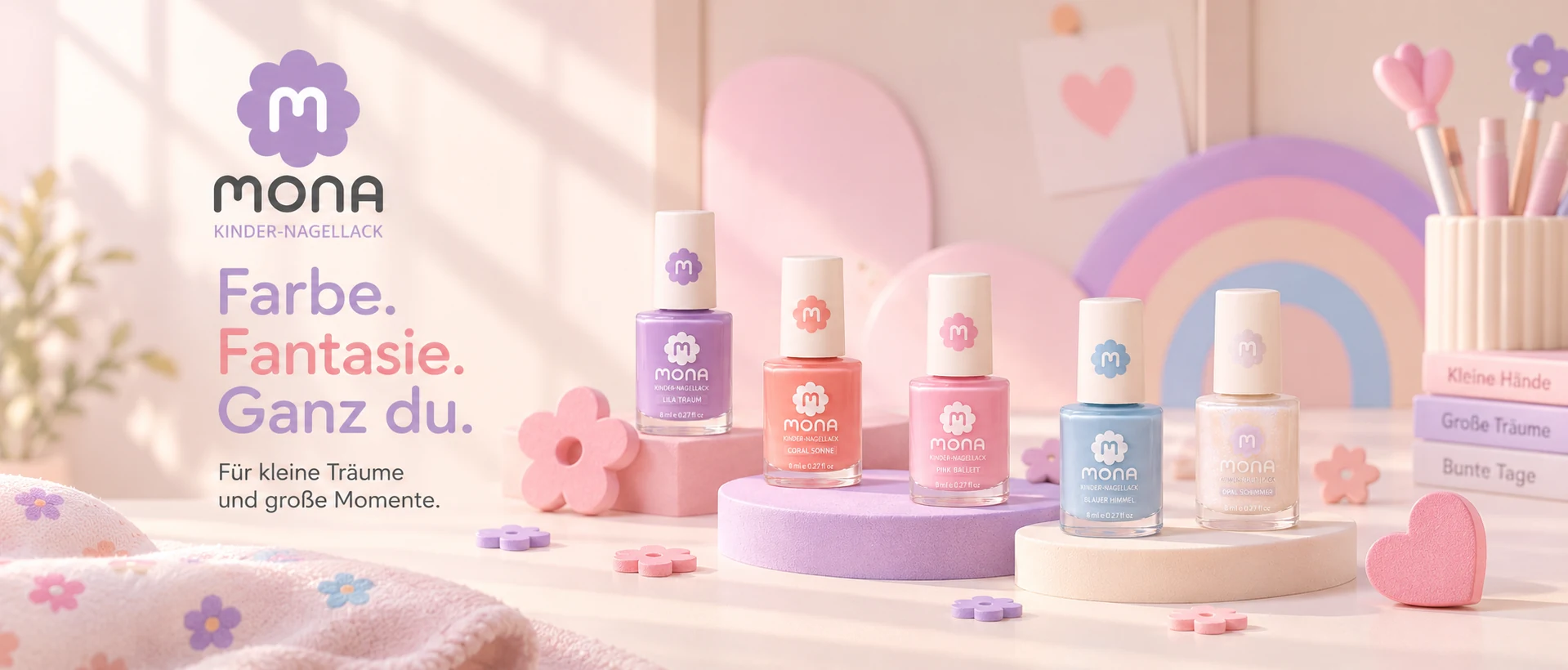 MONA Markenbild: die Wortmarke mit dem Claim „Farbe. Fantasie. Ganz du.“ neben fünf Nagellackflakons in Flieder, Koralle, Rosé, Blau und Perlmutt vor einer pastellfarbenen Kulisse