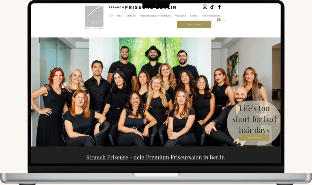 Der Bestand auf demselben Laptop: helle Kopfzeile mit dreizehn Navigationspunkten, ein großes Teamfoto und ein rundes Störerelement mit eigener Termin-Schaltfläche