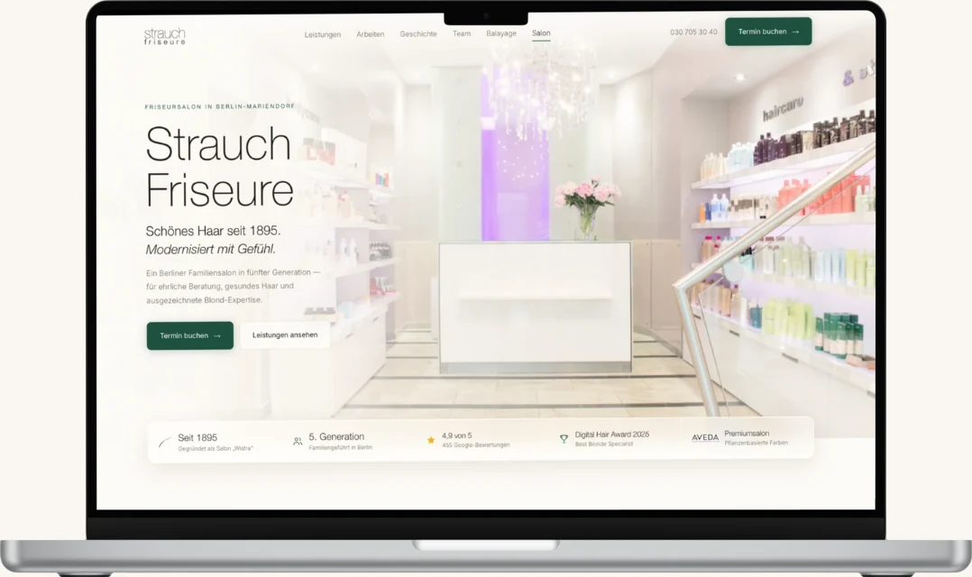 Das Redesign auf einem Laptop: der Empfangsbereich des Salons füllt den Bildschirm, links Überschrift, Claim und zwei Schaltflächen, darunter eine Leiste mit „Seit 1895“, „5. Generation“, „4,9 von 5“ und dem Digital Hair Award