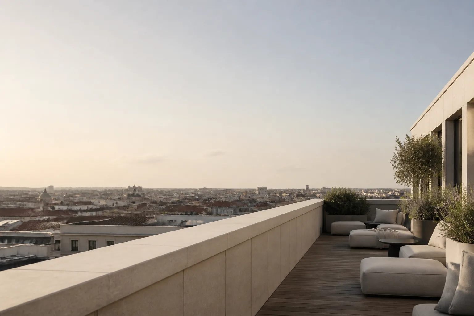 Weite Dachterrasse eines Penthouses mit Blick über die Dächer Berlins